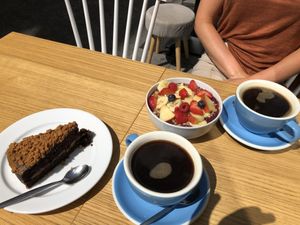 Açaí bowl and chocolate cake  at Cloud Cakes - Mandar in Paris