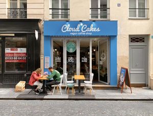 In a carfree street at Cloud Cakes - Mandar in Paris