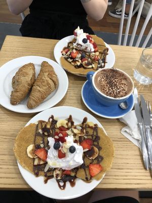 Pancake breakfast with croissants and a hot chocolate 😋 All for slightly over 20€ 👍🏼 at Cloud Cakes - Mandar in Paris