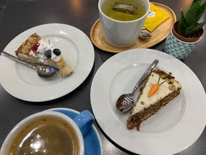 We got vegan carrot cake and vegan cheesecake! So delicious 😍 at Cloud Cakes - Mandar in Paris