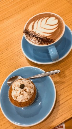 Amazing rich hot chocolate and pumpkin spice cupcake at Cloud Cakes - Mandar in Paris