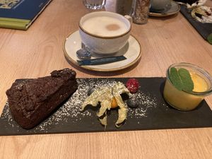 Schoko Brownie mit Obst   at Peter&Silie in Ingelheim