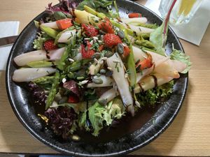 Spargelsalat mit Erdbeerdressing  at Peter&Silie in Ingelheim