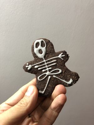 Halloween cookie / Galleta de Halloween  at Tomates Verdes Fritos: Pasteleria Vegana in Bogota