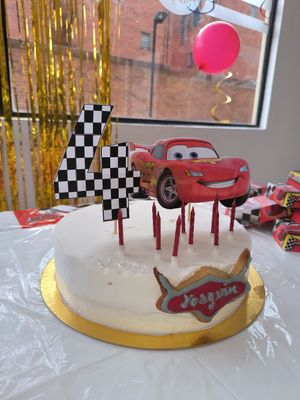 Torta cumpleaños de vainilla y relleno de fresa 
2025 at Tomates Verdes Fritos: Pasteleria Vegana in Bogota