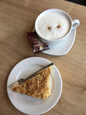 Vegan granola-apple cake with vegan cappuccino at Dean & David in Aachen