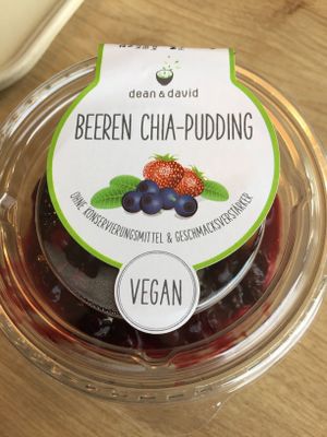 Vegan berry chia pudding at Dean & David in Aachen