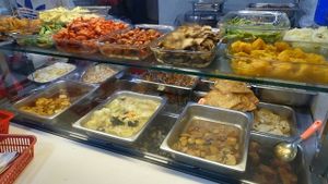 buffet spread at Sui Yuan Vegetarian Food Stall in West Singapore