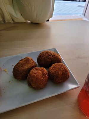 Croquetas de cocido y croquetas de tortilla at El Perro Gamberro in Madrid