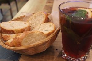 Bread basket and sweetened hibiscus iced tea at El Perro Gamberro in Madrid
