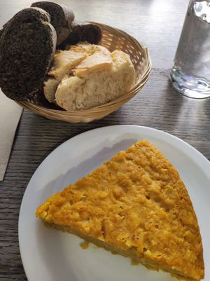 Pincho de tortilla (4.50€) y cestita de pan (1.50€) at El Perro Gamberro in Madrid