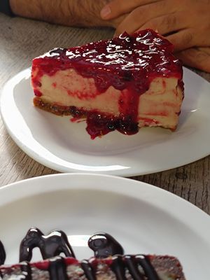 Tarta de queso y mermelada de frutos rojos at El Perro Gamberro in Madrid