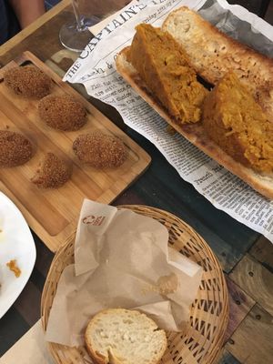 croquetas/croquettes (6 units for 8 euros), MASSIVE bocadillo del tortilla/tortilla sandwich (6 euros) at El Perro Gamberro in Madrid