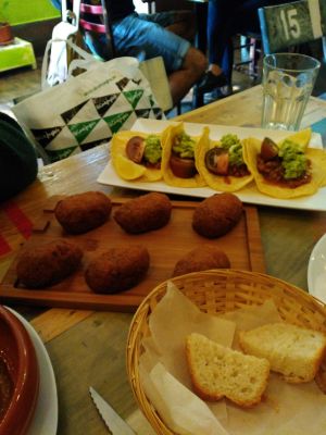 Tacos y croquetas at El Perro Gamberro in Madrid