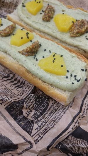 Tosta queso de anacardos at El Perro Gamberro in Madrid