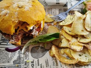 Hamburguesa estilo new York con papas at El Perro Gamberro in Madrid