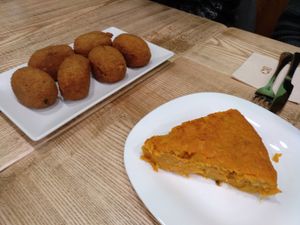 Croquettes and Spanish omelette at El Perro Gamberro in Madrid