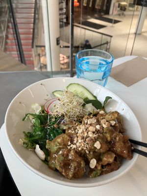 Peanutty tofu and avocado don  at Tokumaru  in Tallinn