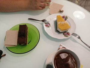 Tartas variadas y bebidas at Sweet Paradise in Tenerife