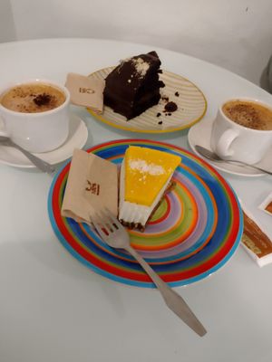 Capuccinos, tarta de maracuyá y pastel de chocolate at Sweet Paradise in Tenerife