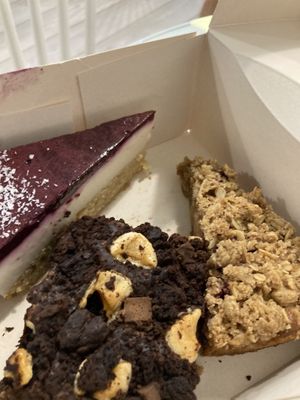 Crumble manzana frambuesa/ Brownie con nubes/ tarta arándano limón  at Sweet Paradise in Tenerife