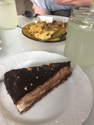 Snickers Cake und vegan Omelette with Lemonaids at Sweet Paradise in Tenerife