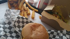 mmm! Mac'n'Cheese, Kids Burger, Fries and a drink   at Globally Local - Dundas in London