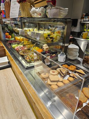 Veggie-Bistro mit diversen Salaten, Säfte, Bowls und Gebäck at Reformstark Martin in Innsbruck