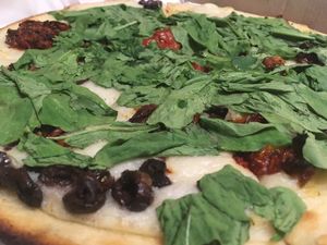 Liza rócola with spinach, olives and sun dried tomatoes at Pizza Vegana - Recoleta in Buenos Aires