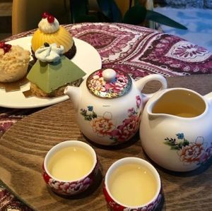 Vegan matcha cake and mango cake served with milky oolong tea at Tea Wan in Tallinn