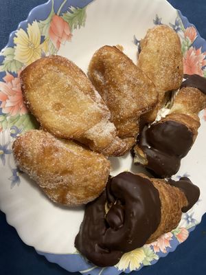 Susus de crema y caracolas de nata y chocolate  at Panaderia Los Manchegos in Valencia