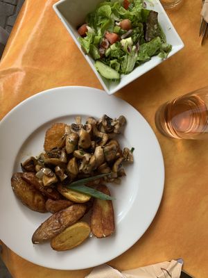 Schnitzel (small portion) with mushrooms and rosemary potatoes + side salad  at Gutsschanke Mengel-Eppelmann in Stadecken Elsheim
