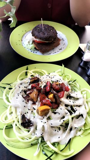 Spaghetti mit Cashewsoße und der Burger at Greenfoody in Frankfurt