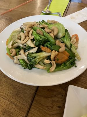 King oystermushrooms with vegetables and cashews  at De Kade in Rotterdam