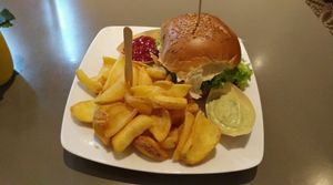 Pulled “beef“ vegan burger at Der Vegetarische Metzger in Berlin