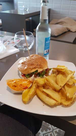Vegan crsipy chicken burger at Der Vegetarische Metzger in Berlin
