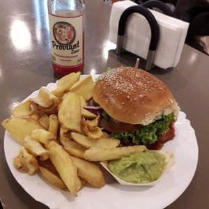 Pulled Beef Burger + fried potatoes with guacamole at Der Vegetarische Metzger in Berlin