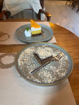 Mango cheesecake and snickers bar  at Happy Banana in 