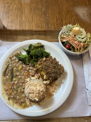 Opção de prato do dia com salada. No meu caso trocaram o quiche de queijo por este quibe de legumes e tofu que estava bem saboroso.   at Moinho de Pedra in Sao Paulo