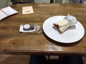 După o „Doo it! Vegorma”, o „Vegan Doo it! Burgorma” și o „Vegan Doo it! Tofu Burgorma” am primit o prăjitură cu alune de pădure din partea casei. Iar personalul e at Doo it! in Cluj-napoca