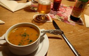 Kürbissuppe, indisches Bier at Restaurant OM in Koblenz