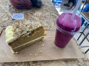 Tarta de zanahoria y zumo de pitaya   at La Huerta de Almeria - La Latina in Madrid