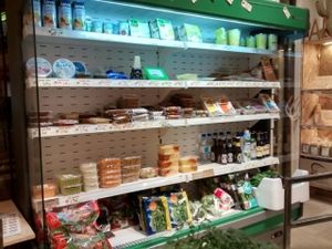 Ready-made vegan dishes on the first shelf to the left at La Huerta de Almeria - La Latina in Madrid