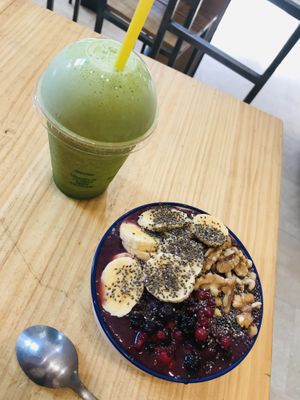 Smoothie bowl and green juice at La Huerta de Almeria - La Latina in Madrid