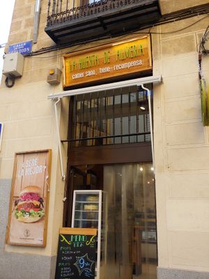 Tienda con productos ecologicos, que también ofrece menú y carta con platos vegetarianos y veganos. Buena comida a buen precio. at La Huerta de Almeria - La Latina in Madrid