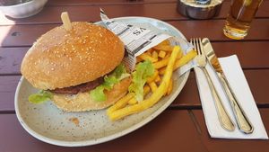 Riesiger Vegan Burger mit Pommes at Beim Olivenbauer in Fuessen