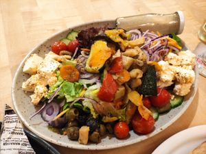 Salat mit Schafskäse und gebratenem Gemüse at Beim Olivenbauer in Fuessen