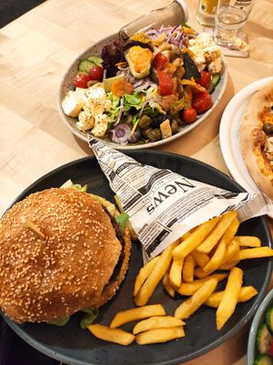 Vegan Burger mit Pommes at Beim Olivenbauer in Fuessen