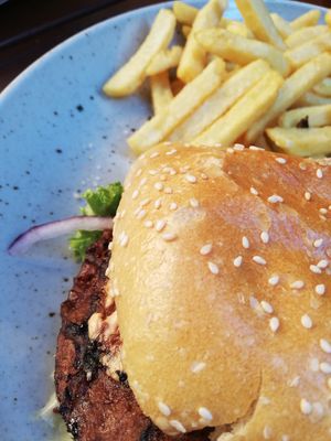 veganer Burger + Pommes at Beim Olivenbauer in Fuessen