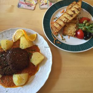 Indian veggie burger and garlic bread at Beim Olivenbauer in Fuessen
